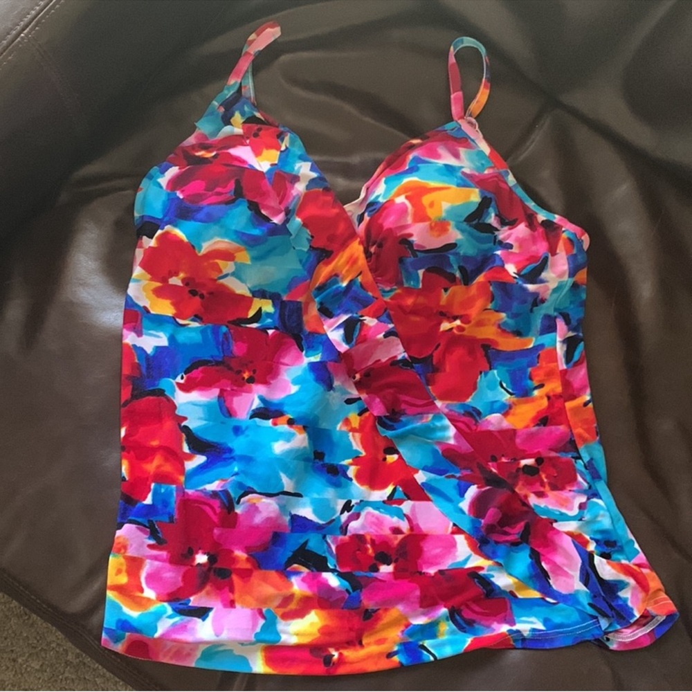 St. John's Bay Floral Tankini Swim Top Size 14
Like New Condition